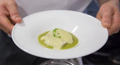 Recepta de bacallà confitat sobre crema de pèsols
