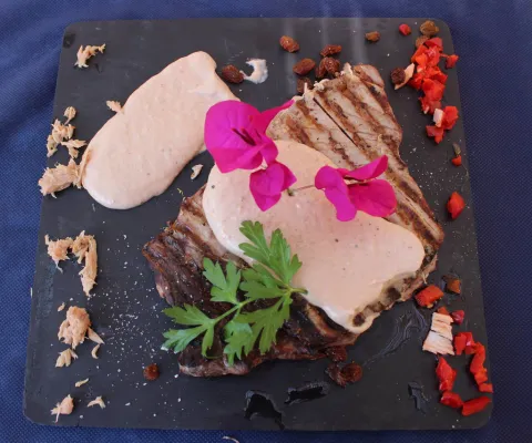 Atún a la brasa en salsa juliavita