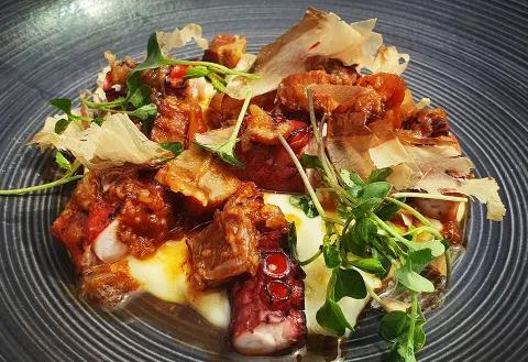Pop cantonès amb cansalada lacada i cremós de xirivíes