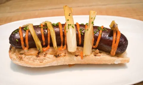 Botifarra d'ou disfressada amb calçots i salsa de romesco