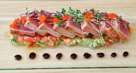 Tataki de tonyina amb guacamole i concasse de tomàquet i soja