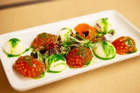 Amanida d'esferes de mozzarella amb tomàquet i orenga