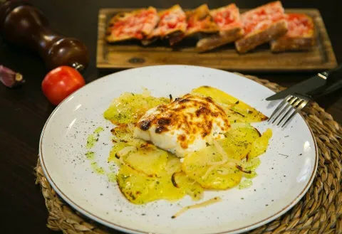 Bacallà gratinat amb allioli i patates a l'estil pagès 