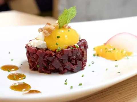 Steak tàrtar de remolatxa i rulo de formatge de cabra malaguenya