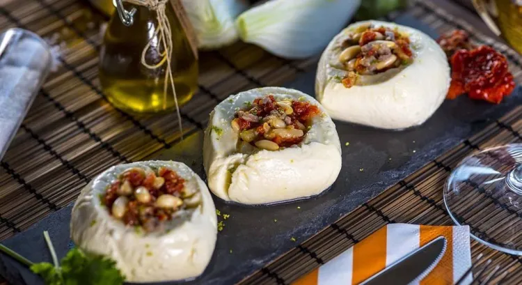 Mozzarellas rellenas: una videoreceta fácil, rápida y muy vistosa 
