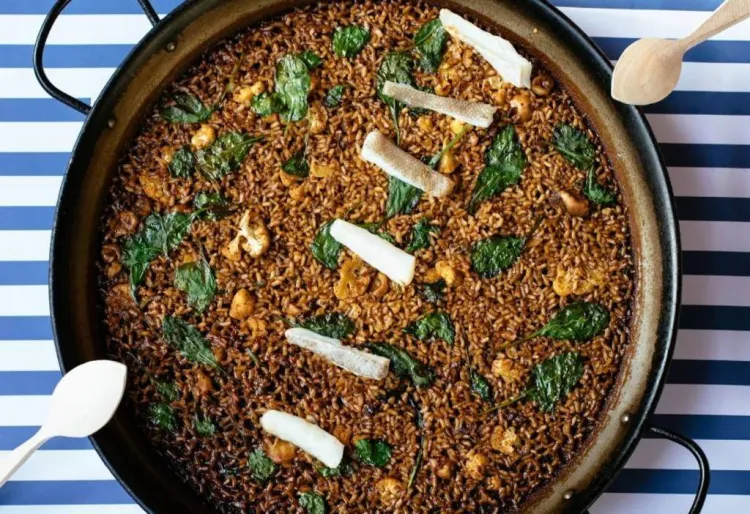 Paella de bacalao, coliflor y espinaca baby