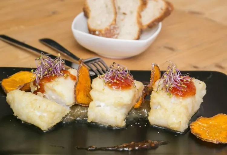 Dados de bacalao con cebolla caramelizada y mermelada de tomate