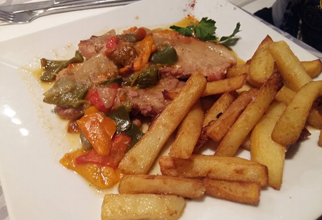 Redondo de ibérico asado con verduras en El Capricho de Abascal.