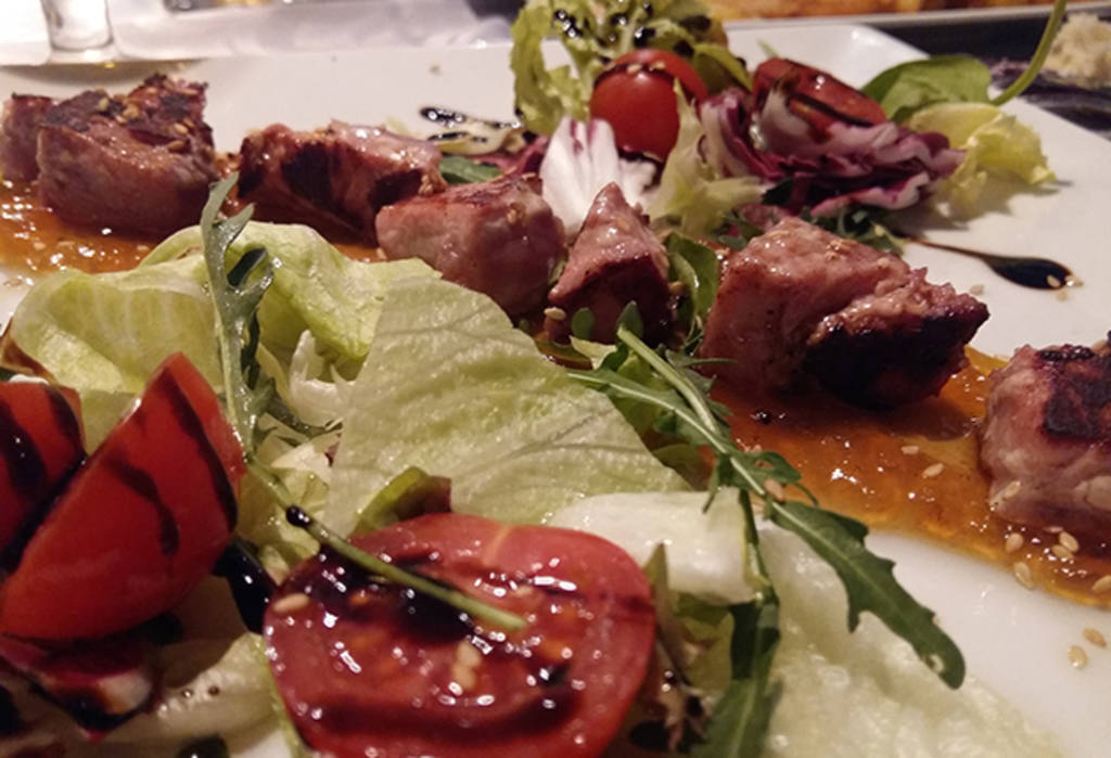 Tataki de atún sobre cebolla caramelizada en El Capricho de Abascal.