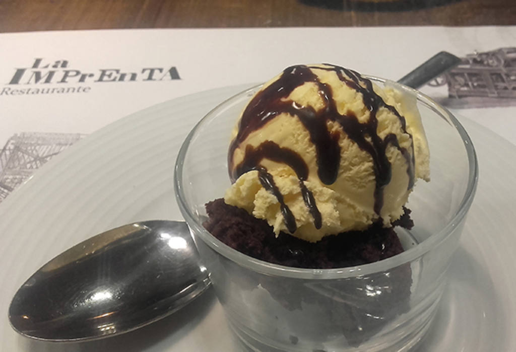 Brownie con helado de natilla de La Imprenta.
