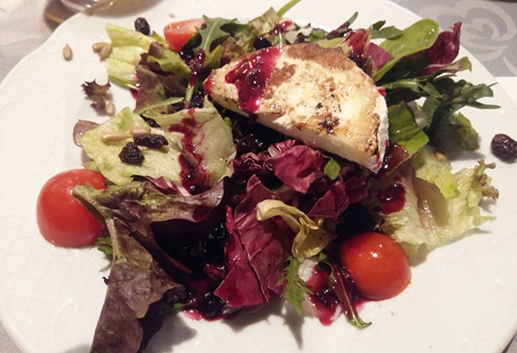 Ensalada con queso de cabra y arándanos en El Capricho de Abascal.